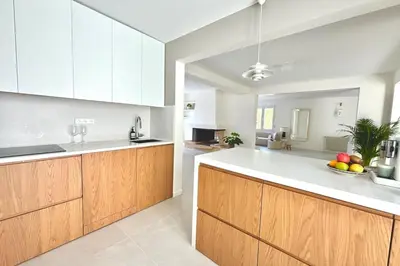 Cuisine ou kitchenette dans l'établissement Villa luxueuse avec piscine