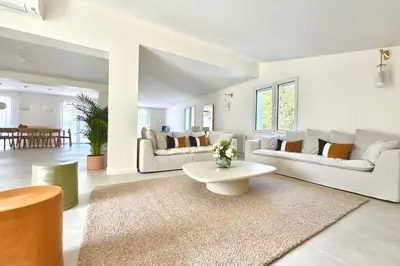 Coin salon dans l'établissement Villa luxueuse avec piscine