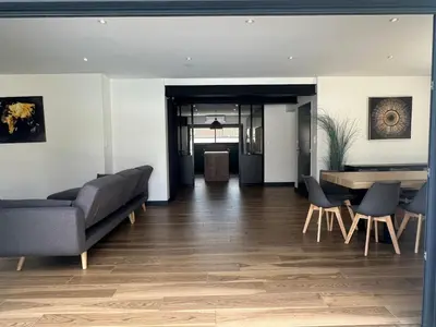 Coin salon dans l'établissement La Villa Estienne - Spacieuse - Conviviale - 6 Chambres - Parking privé