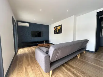 Télévision ou salle de divertissement dans l'établissement La Villa Estienne - Spacieuse - Conviviale - 6 Chambres - Parking privé