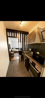 Cuisine ou kitchenette dans l'établissement Le cosy de Tom