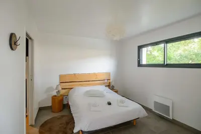 Un ou plusieurs lits dans un hébergement de l'établissement Villa avec terrasse et piscine proche Océan