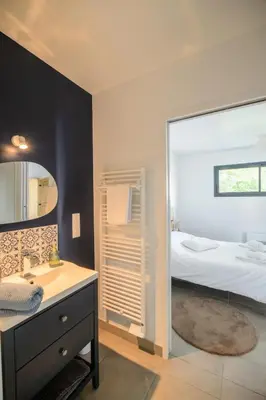 Un ou plusieurs lits dans un hébergement de l'établissement Villa avec terrasse et piscine proche Océan