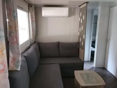 Coin salon dans l'établissement MH 414 SAMBA 3chambres et 1salle de bain dans camping 4 étoiles