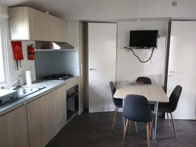 Cuisine ou kitchenette dans l'établissement MH 414 SAMBA 3chambres et 1salle de bain dans camping 4 étoiles