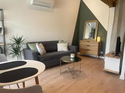 Coin salon dans l'établissement Logement neuf tout équipé, climatisé avec terrasse, VELOS, barbecue, proche du bourg et des plages océanes, WIFI, linge et ménage compris