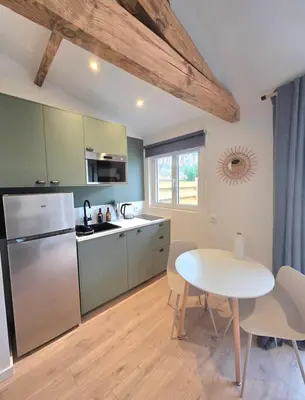 Cuisine ou kitchenette dans l'établissement Logement neuf tout équipé, climatisé avec terrasse, VELOS, barbecue, proche du bourg et des plages océanes, WIFI, linge et ménage compris