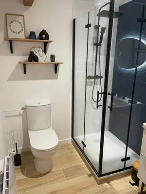 Salle de bains dans l'établissement Logement neuf tout équipé, climatisé avec terrasse, VELOS, barbecue, proche du bourg et des plages océanes, WIFI, linge et ménage compris