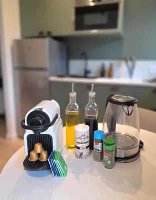 Cuisine ou kitchenette dans l'établissement Logement neuf tout équipé, climatisé avec terrasse, VELOS, barbecue, proche du bourg et des plages océanes, WIFI, linge et ménage compris