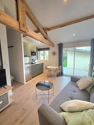 Cuisine ou kitchenette dans l'établissement Logement neuf tout équipé, climatisé avec terrasse, VELOS, barbecue, proche du bourg et des plages océanes, WIFI, linge et ménage compris