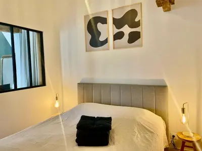 Un ou plusieurs lits dans un hébergement de l'établissement Logement neuf tout équipé, climatisé avec terrasse, VELOS, barbecue, proche du bourg et des plages océanes, WIFI, linge et ménage compris