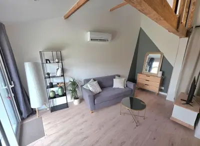 Coin salon dans l'établissement Logement neuf tout équipé, climatisé avec terrasse, VELOS, barbecue, proche du bourg et des plages océanes, WIFI, linge et ménage compris
