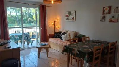Coin salon dans l'établissement T3 Nature Ondres plage avec piscine et tennis