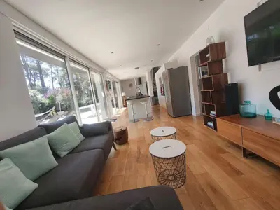 Télévision ou salle de divertissement dans l'établissement Charming and comfortable villa, golf and ocean nearby