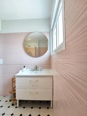 Salle de bains dans l'établissement La grange des Bruyères, maison rénovée, 5 chambres