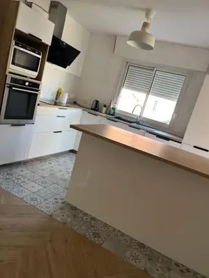 Cuisine ou kitchenette dans l'établissement Bienvenue