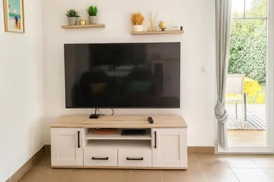 Télévision ou salle de divertissement dans l'établissement Appartement cosy avec grand jardin privatif