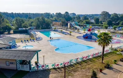 Piscine de l'établissement MH 399 3 chambres et 2 salles de bain entièrement équipé dans camping 4 étoiles ou située à proximité