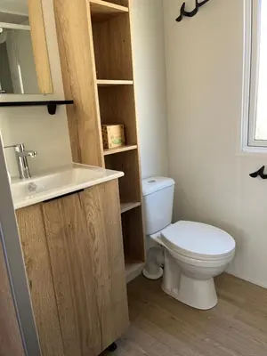 Salle de bains dans l'établissement MH 399 3 chambres et 2 salles de bain entièrement équipé dans camping 4 étoiles