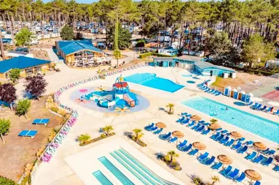Piscine de l'établissement MH 399 3 chambres et 2 salles de bain entièrement équipé dans camping 4 étoiles ou située à proximité