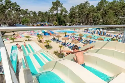 Piscine de l'établissement MH 399 3 chambres et 2 salles de bain entièrement équipé dans camping 4 étoiles ou située à proximité