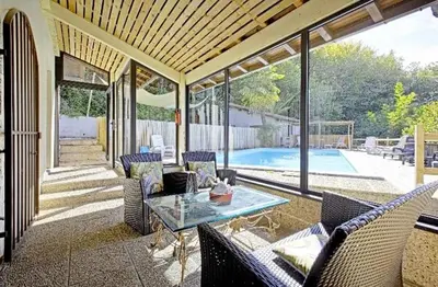 Piscine de l'établissement Bastide piscine, pétanque, salle de jeux et spa ou située à proximité