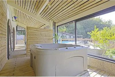 Plan de l'établissement Bastide piscine, pétanque, salle de jeux et spa