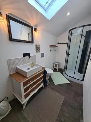 Télévision ou salle de divertissement dans l'établissement L'écrin du Temps