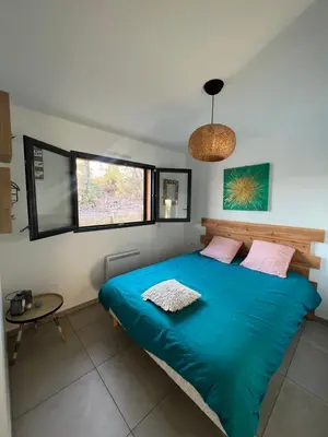 Un ou plusieurs lits dans un hébergement de l'établissement Maison bois 4 Ch Piscine & Spa proche Contis Océan