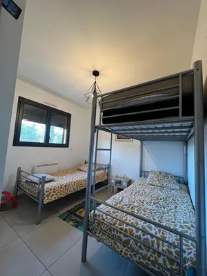 Un ou plusieurs lits dans un hébergement de l'établissement Maison bois 4 Ch Piscine & Spa proche Contis Océan