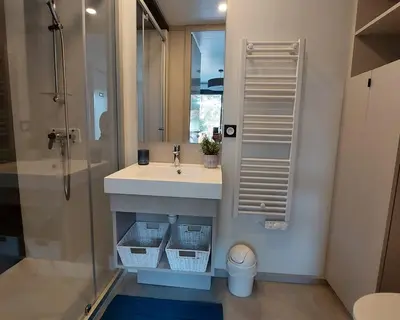 Salle de bains dans l'établissement Chalet 5 étoiles empl 74 3CH 2SDB Tv LL Lv Clim