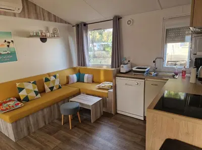 Cuisine ou kitchenette dans l'établissement 404 mobil-home 3 chambres 2 sdb bassin d'Arcachon