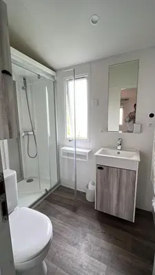 Salle de bains dans l'établissement 404 mobil-home 3 chambres 2 sdb bassin d'Arcachon