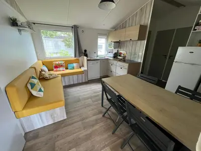 Cuisine ou kitchenette dans l'établissement 404 mobil-home 3 chambres 2 sdb bassin d'Arcachon