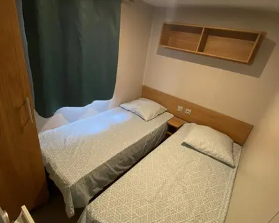 Un ou plusieurs lits dans un hébergement de l'établissement La Plage 4 étoiles emplacement C04 8 personnes 3 chambres 2 SDB