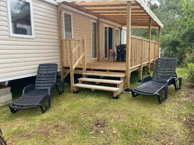 Jardin de l'établissement La Plage 4 étoiles emplacement C04 8 personnes 3 chambres 2 SDB
