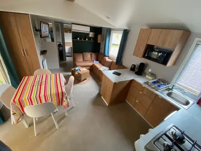 Cuisine ou kitchenette dans l'établissement La Plage 4 étoiles emplacement C04 8 personnes 3 chambres 2 SDB