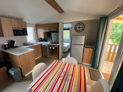Cuisine ou kitchenette dans l'établissement La Plage 4 étoiles emplacement C04 8 personnes 3 chambres 2 SDB