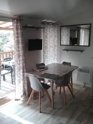 Télévision ou salle de divertissement dans l'établissement MHT019 3 chambres dont suite parental et 2 salles de bain dans camping 4 étoiles