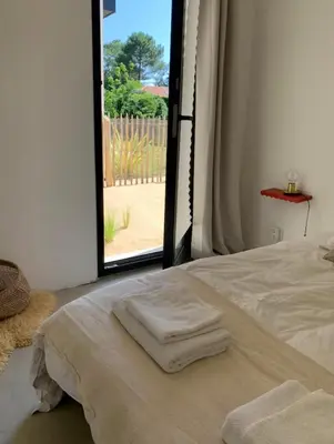 Un ou plusieurs lits dans un hébergement de l'établissement Maison avec 2 chambres à Hossegor