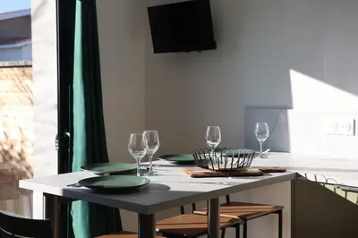 Télévision ou salle de divertissement dans l'établissement Le Jardin de Sauge