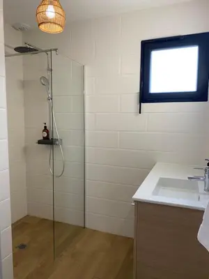 Salle de bains dans l'établissement Le jardin de Sienne - jardin clos