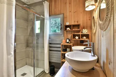 Salle de bains dans l'établissement Villa Honora - Joli maison arcachonnaise à Cazaux