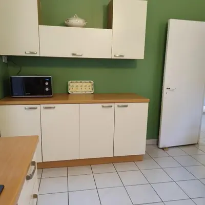 Cuisine ou kitchenette dans l'établissement Maison de plein pied et tranquille