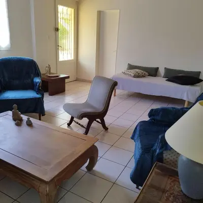 Coin salon dans l'établissement Maison de plein pied et tranquille