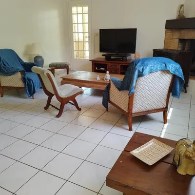 Télévision ou salle de divertissement dans l'établissement Maison de plein pied et tranquille