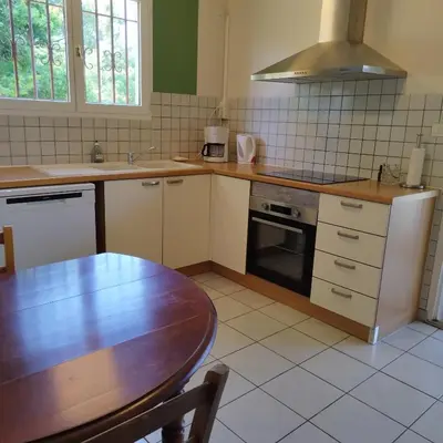 Cuisine ou kitchenette dans l'établissement Maison de plein pied et tranquille