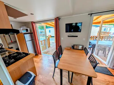 Cuisine ou kitchenette dans l'établissement Mobil-Home 4-6 personnes camping 4 étoiles