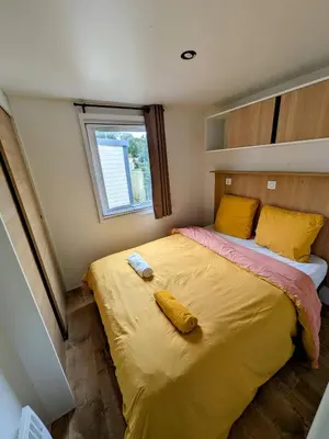 Un ou plusieurs lits dans un hébergement de l'établissement Mobil-Home 4-6 personnes camping 4 étoiles