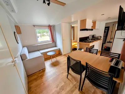 Cuisine ou kitchenette dans l'établissement Mobil-Home 4-6 personnes camping 4 étoiles